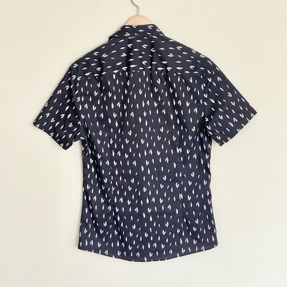 NEW ASOS Feather Print Short Sleeve Navy Button Down Shirt Men’s size Small - Picture 6 of 7
